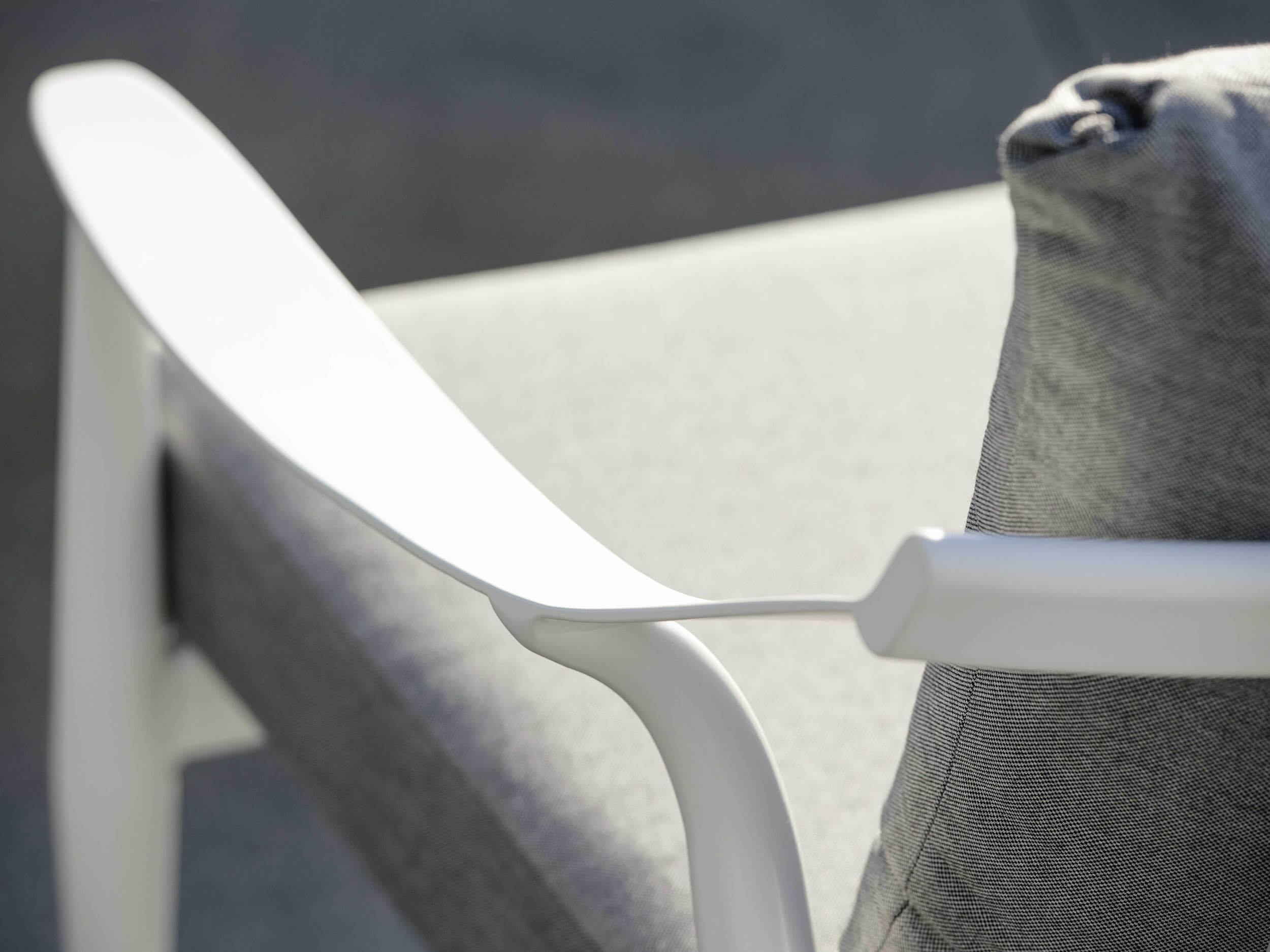 Stern Vanda Lounge-Sessel weiß mit Auflage seidengrau | Gartenmöbel Lünse
